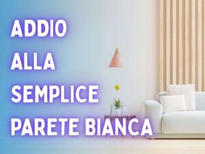 una parete bianca con divano e abat-jour su un tavolo