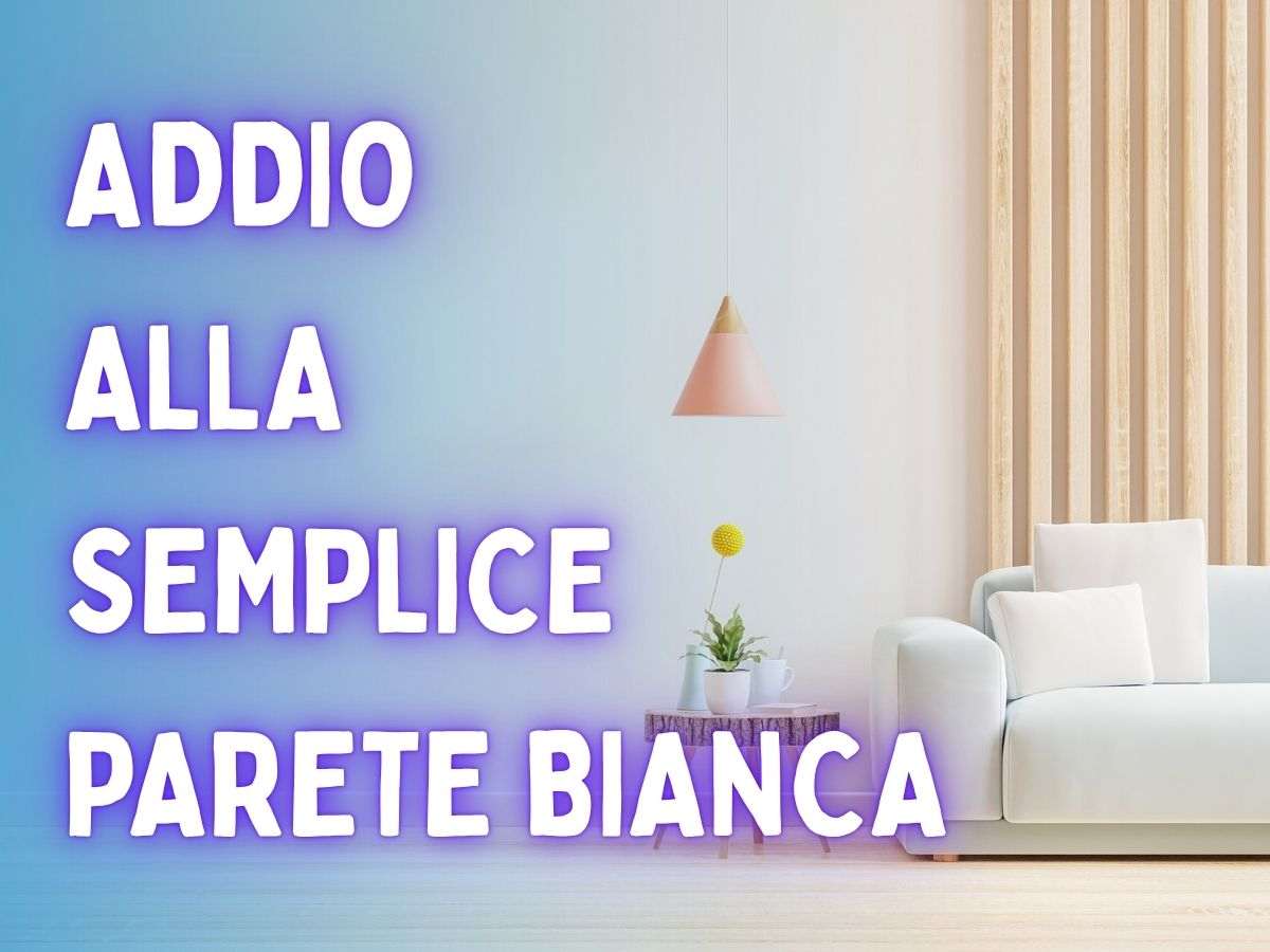 una parete bianca con divano e abat-jour su un tavolo