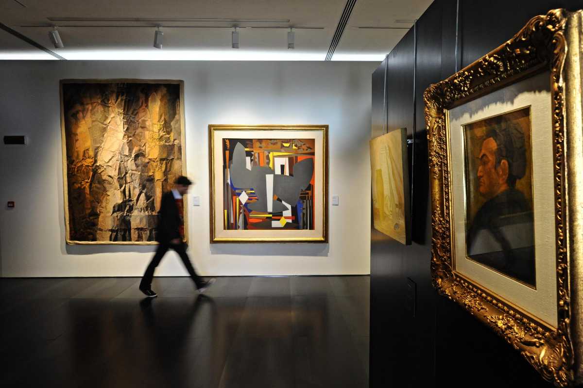 Sala di una mostra con un uomo che cammina