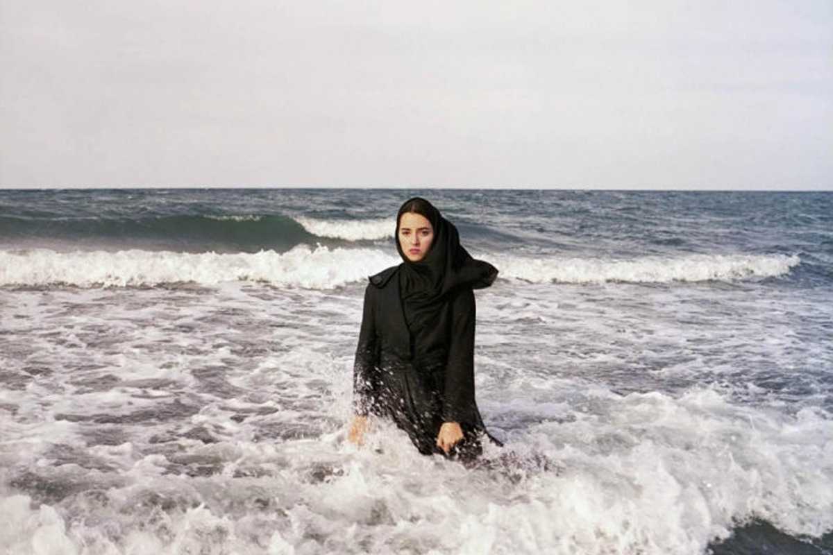 Un'opera di NEWSHA TAVAKOLIAN, una donna in acqua