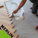 posare nuovo pavimento e logo Leroy Merlin