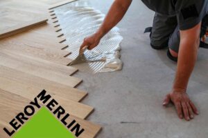 posare nuovo pavimento e logo Leroy Merlin