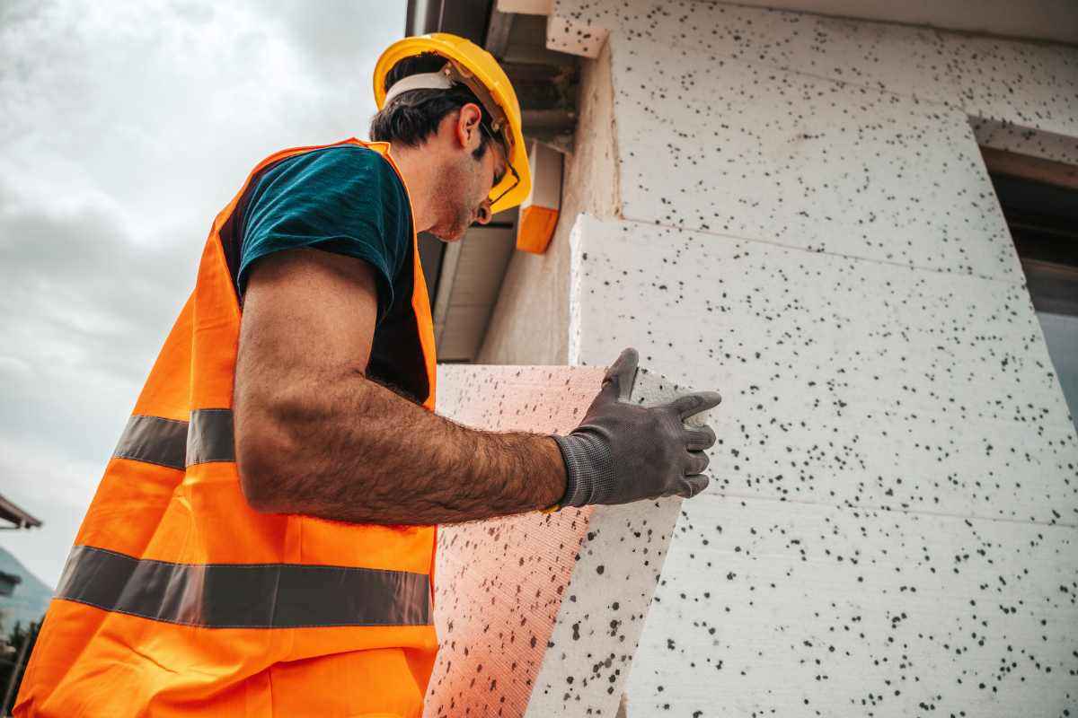 operaio che realizza il cappotto termico