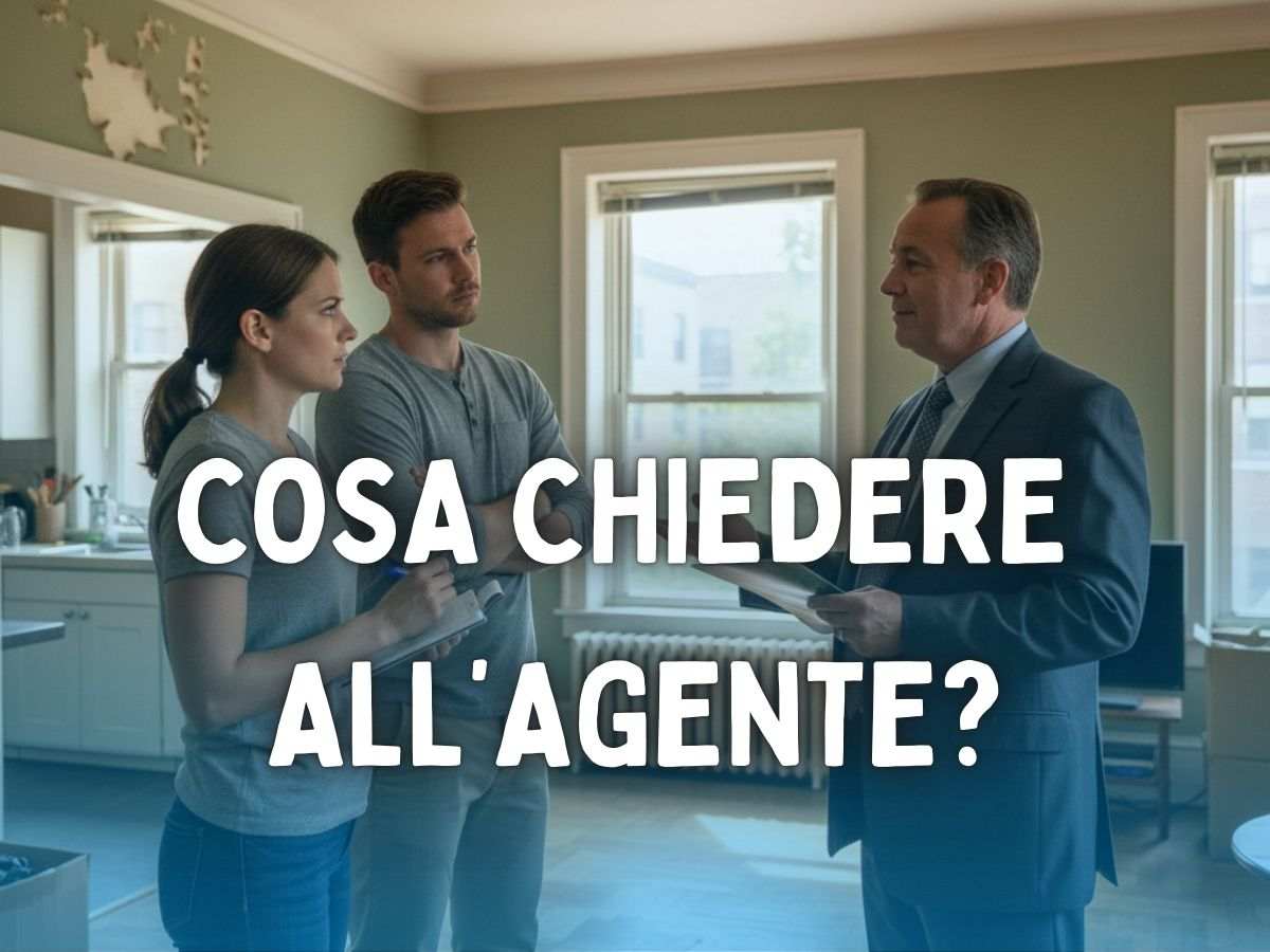 una coppia parla con un agente immobiliare