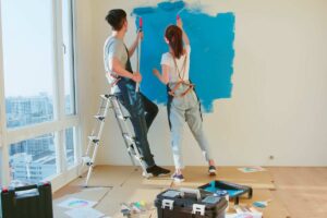 coppia che pittura parete