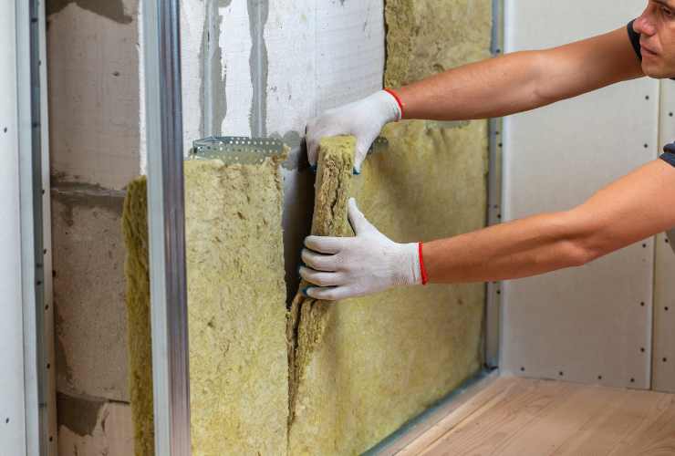 persona lavora per l'isolamento termico interno in casa