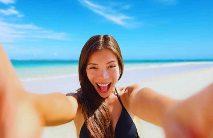 ragazza si fa selfie in spiaggia