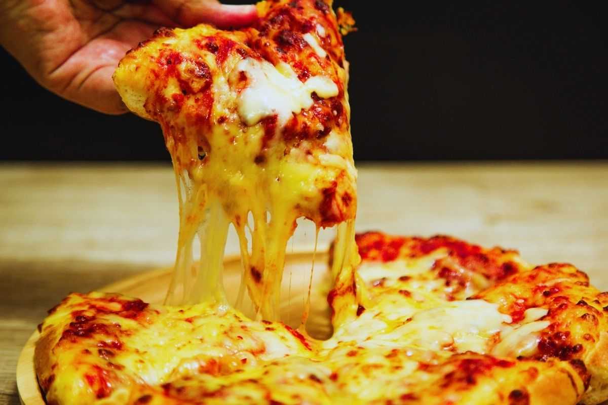 pizza e fetta tagliata