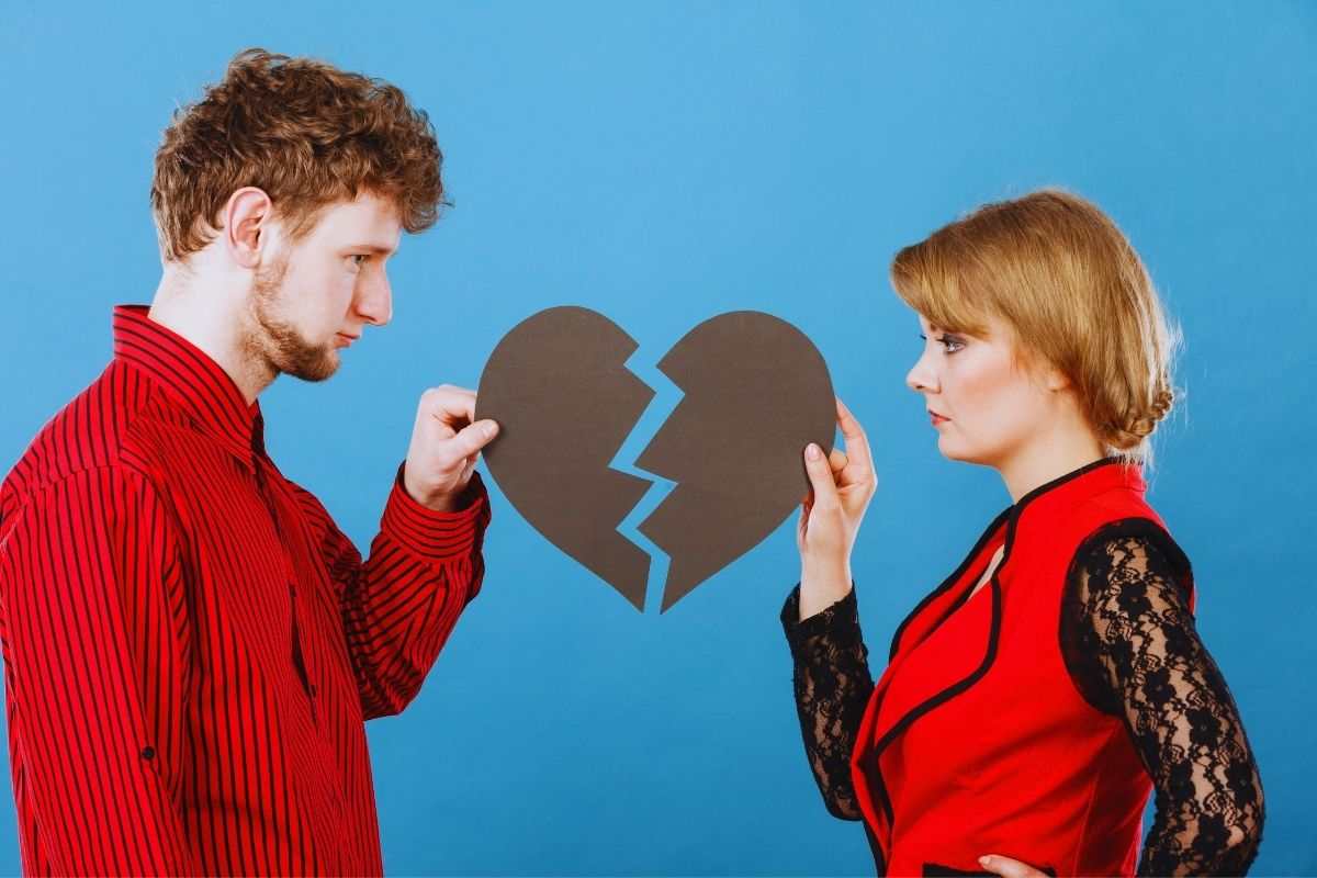 coppia con cuore spezzato