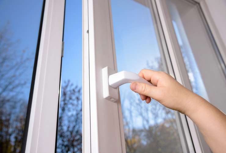 persona apre la finestra di casa