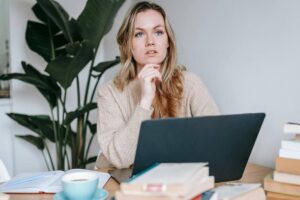 ragazza pensierosa al PC