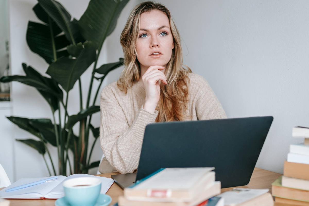 ragazza pensierosa al PC
