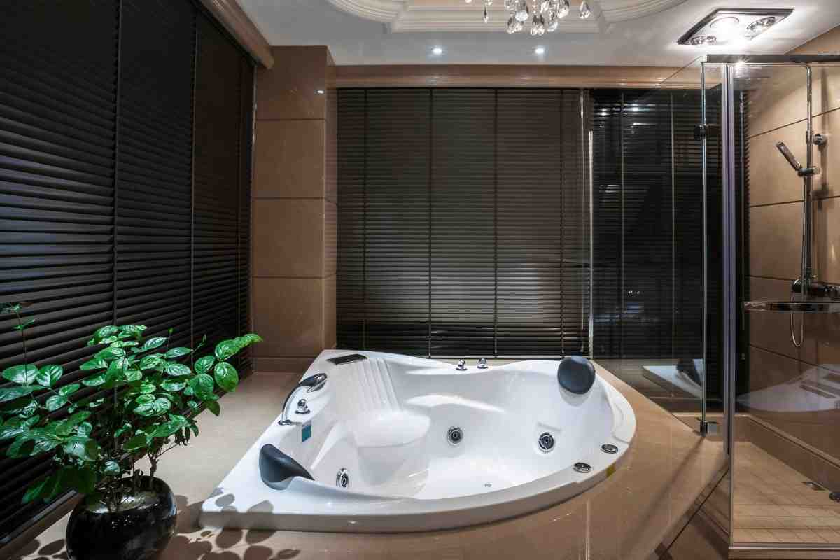 un bagno moderno con vasca idromassaggio