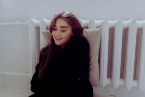 ragazza coperta su un termosifone