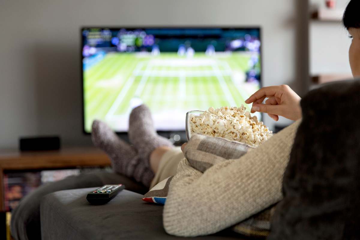 persona che guarda partita alla tv