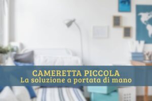 cameretta sullo sfondo e scritta centrale