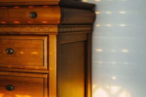 una cassettiera in legno lucido