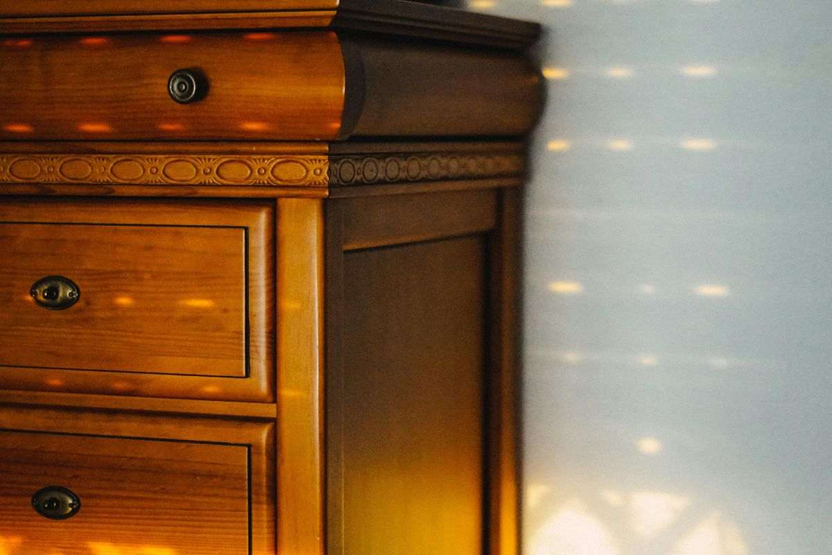 una cassettiera in legno lucido