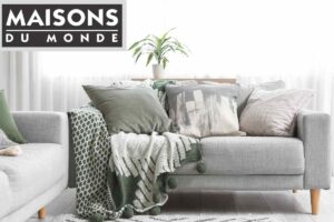 divano con cuscini e logo Maisons du Monde