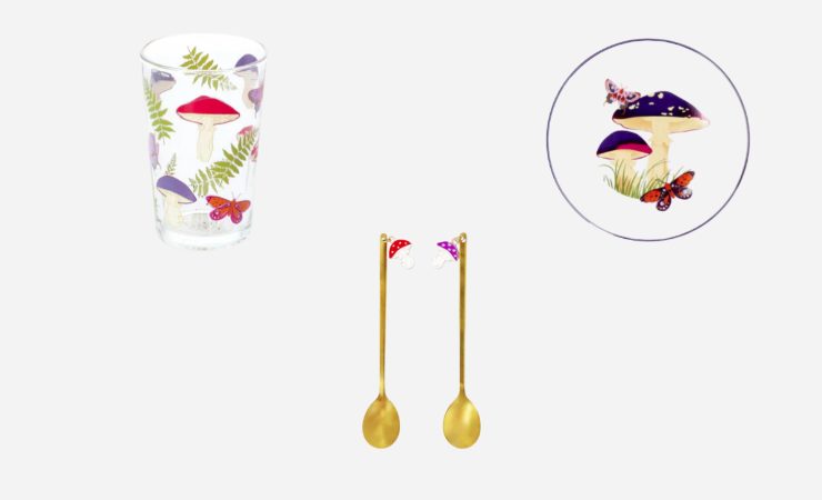 bicchiere piatto e cucchiaini con decorazioni fungo