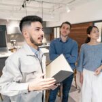 coppia che sceglie cucina con consulente