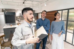 coppia che sceglie cucina con consulente