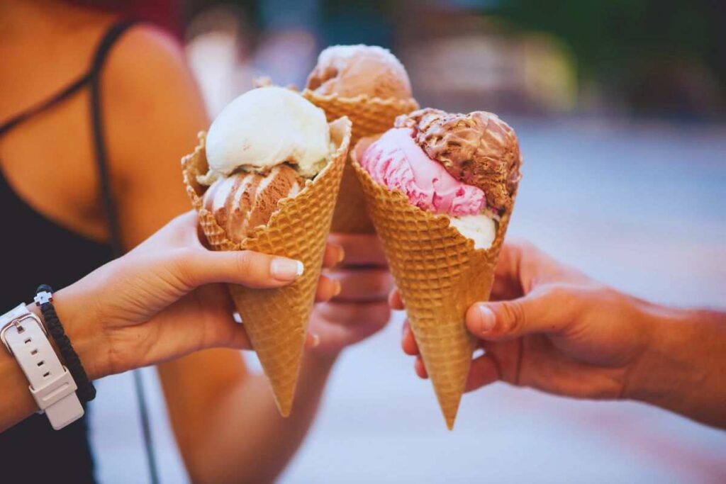persone con coni gelato