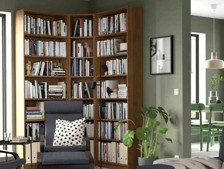 un salotto e una libreria angolare