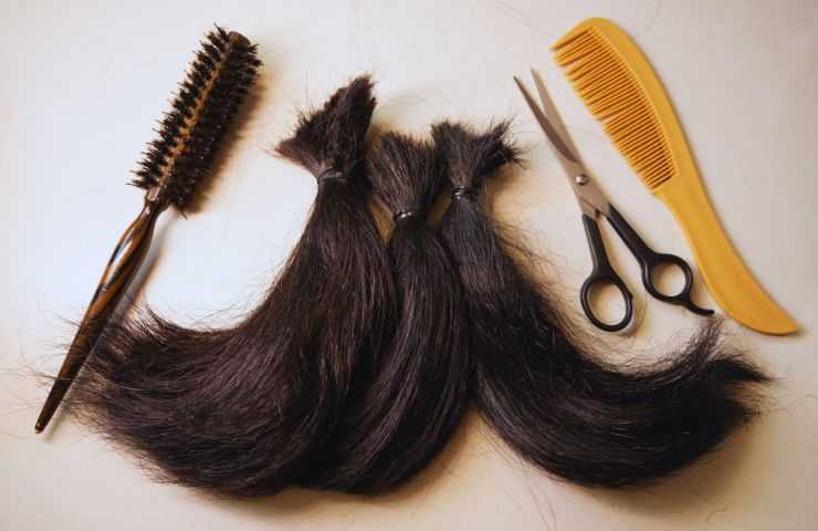 capelli, forbici e spazzole