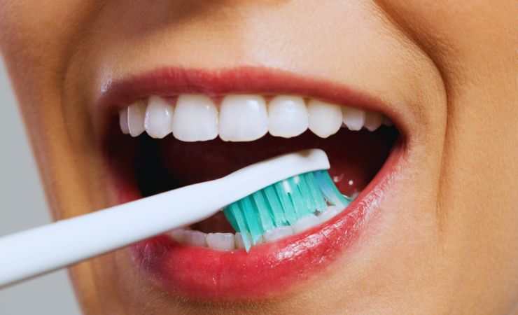 bocca e spazzolino pulisce denti