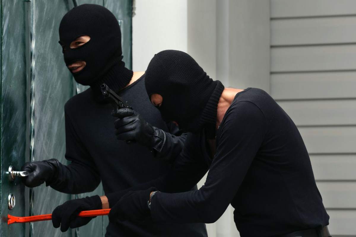 ladri provano a scassinare una porta