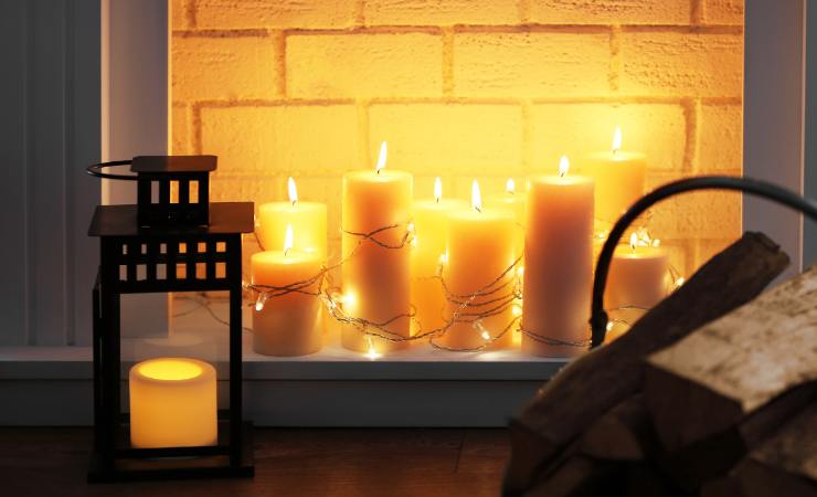 candele e lanterna in finto caminetto