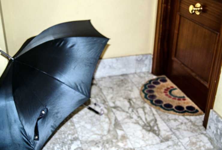 ombrello aperto fuori la porta di casa