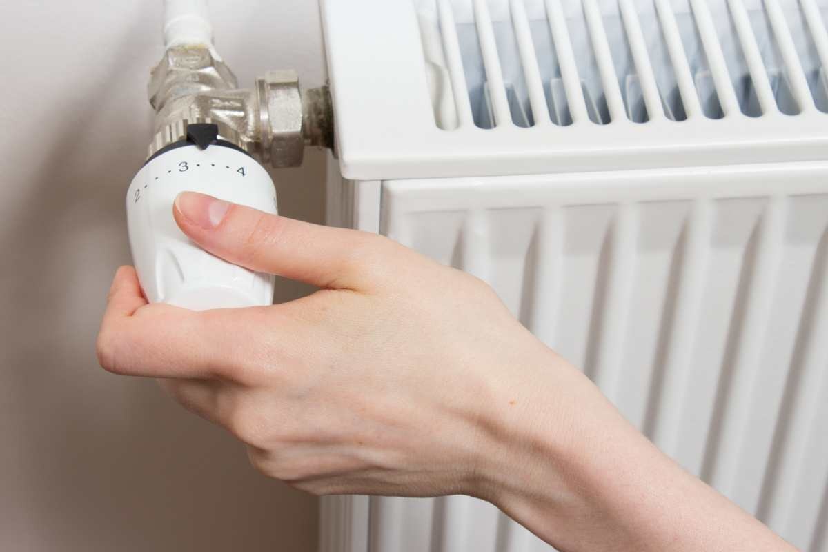persona regola il termosifone