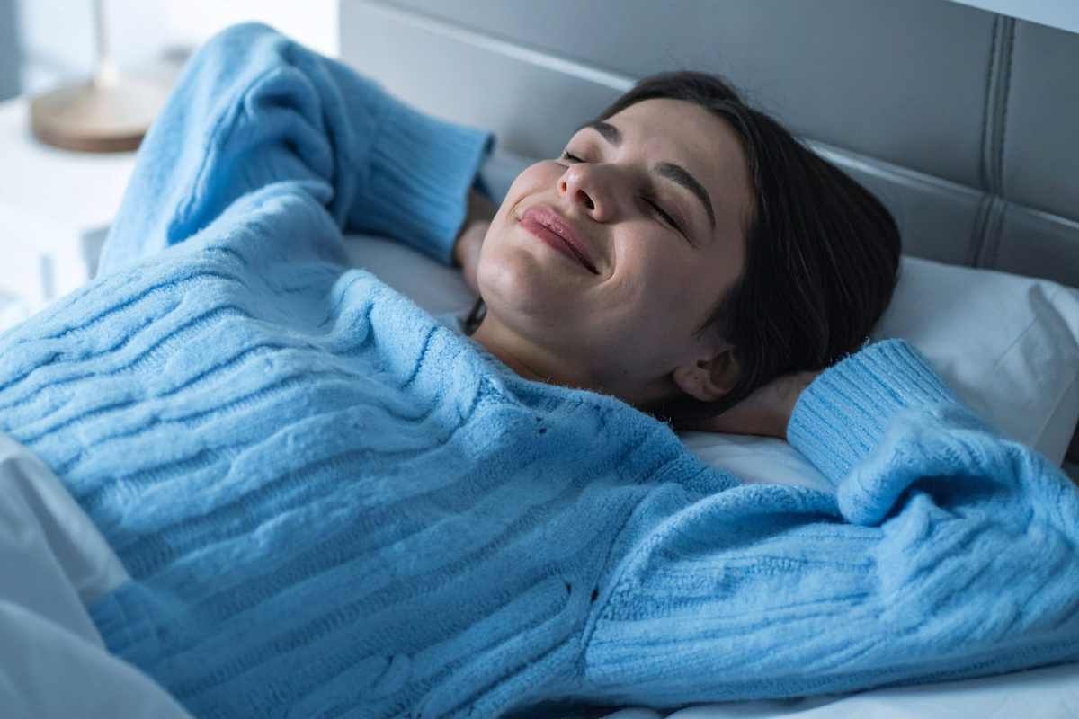 ragazza distesa nel letto
