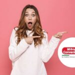 ragazza indica e logo mondo convenienza