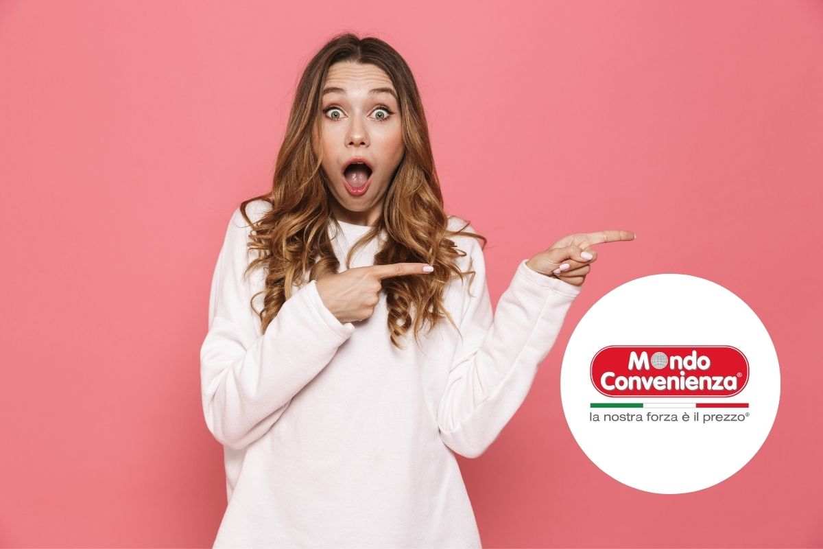 ragazza indica e logo mondo convenienza