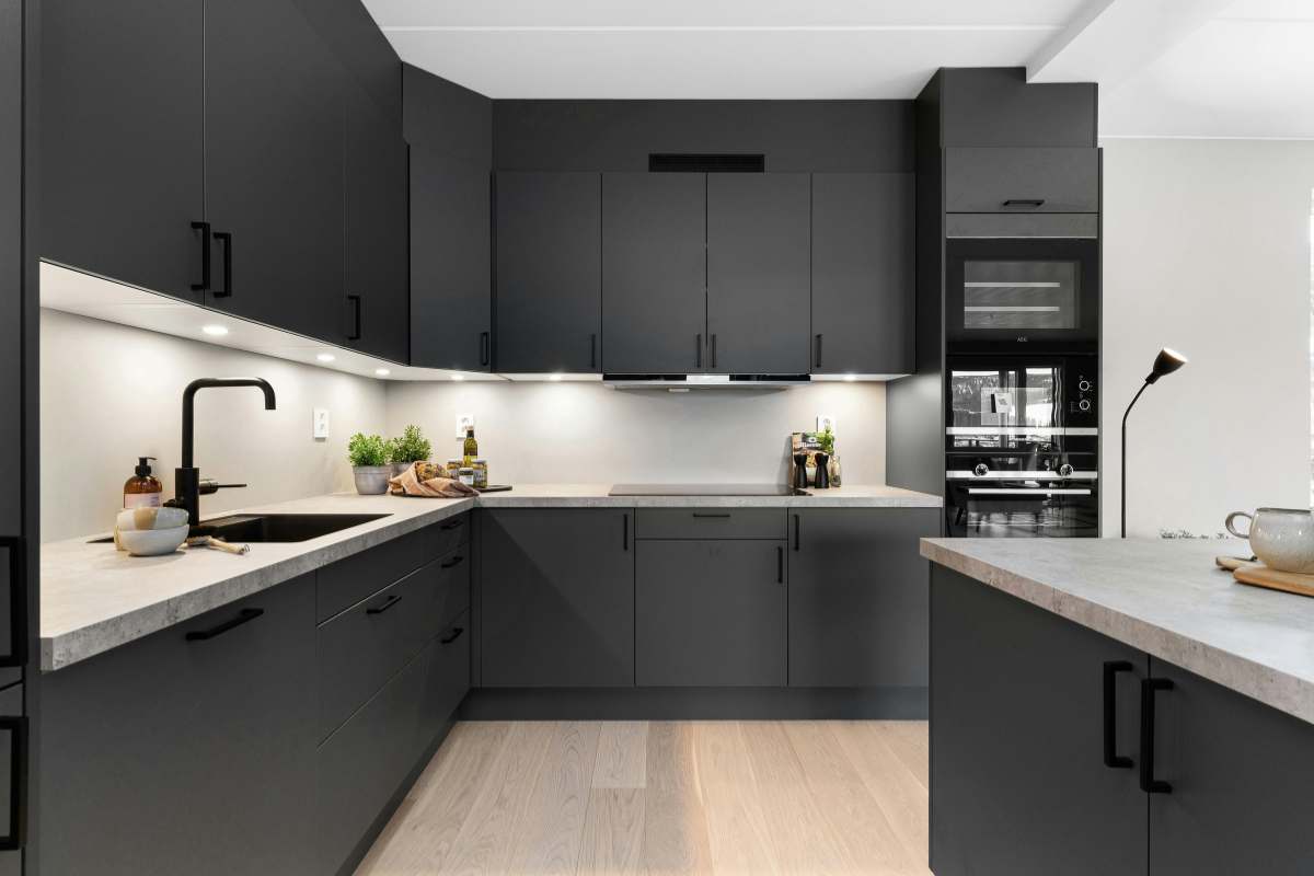 cucina nera con isola