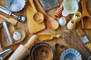 strumenti da cucina su un tavolo