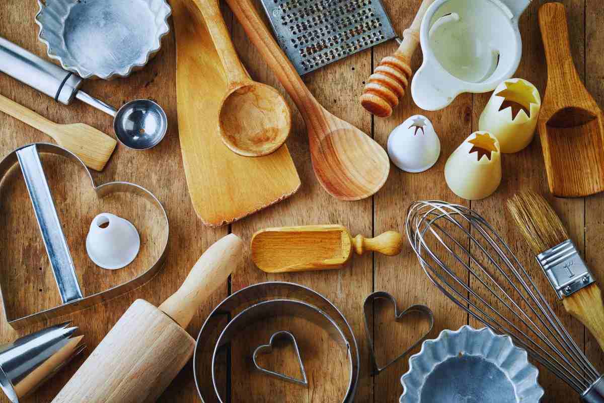 strumenti da cucina su un tavolo