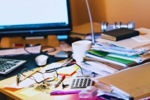 scrivania in disordine