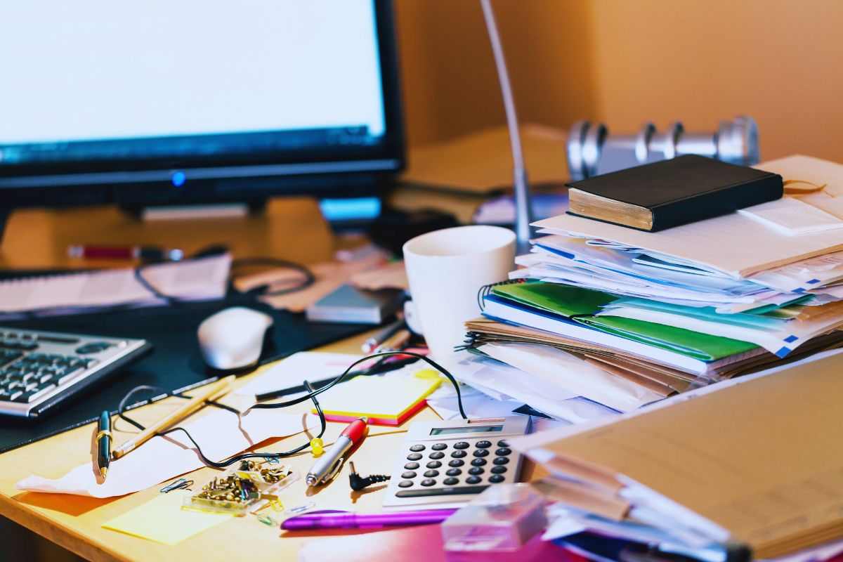 scrivania in disordine
