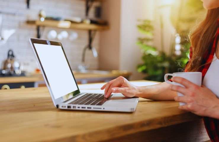 computer su una scrivania
