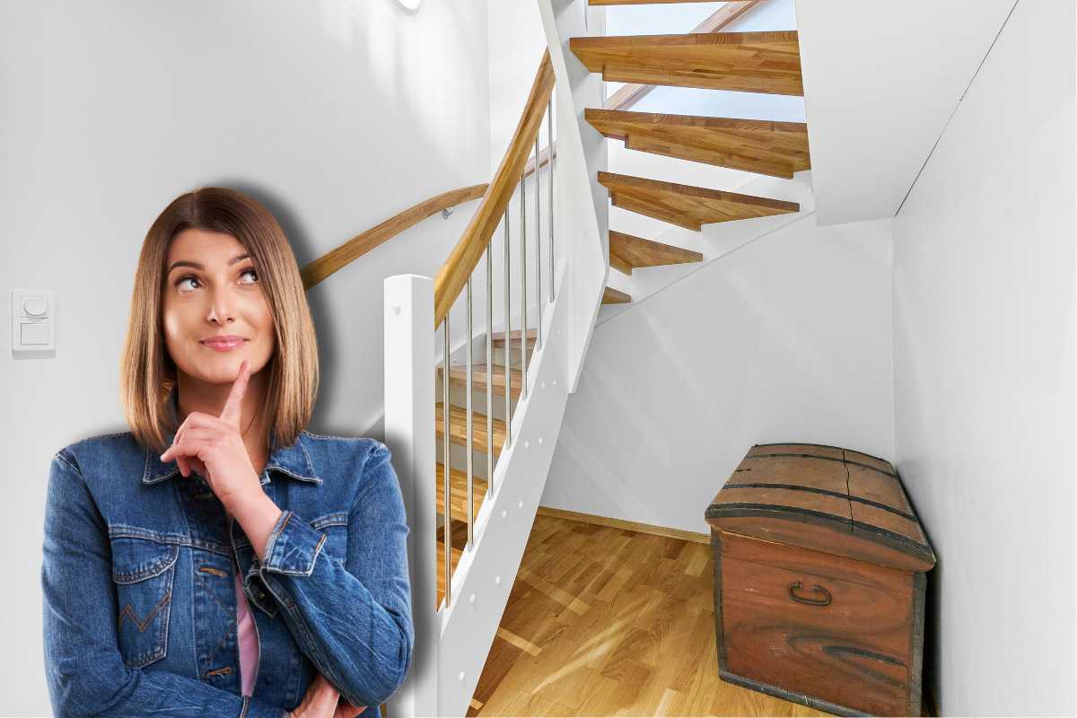 sottoscala vuoto con baule e donna pensierosa