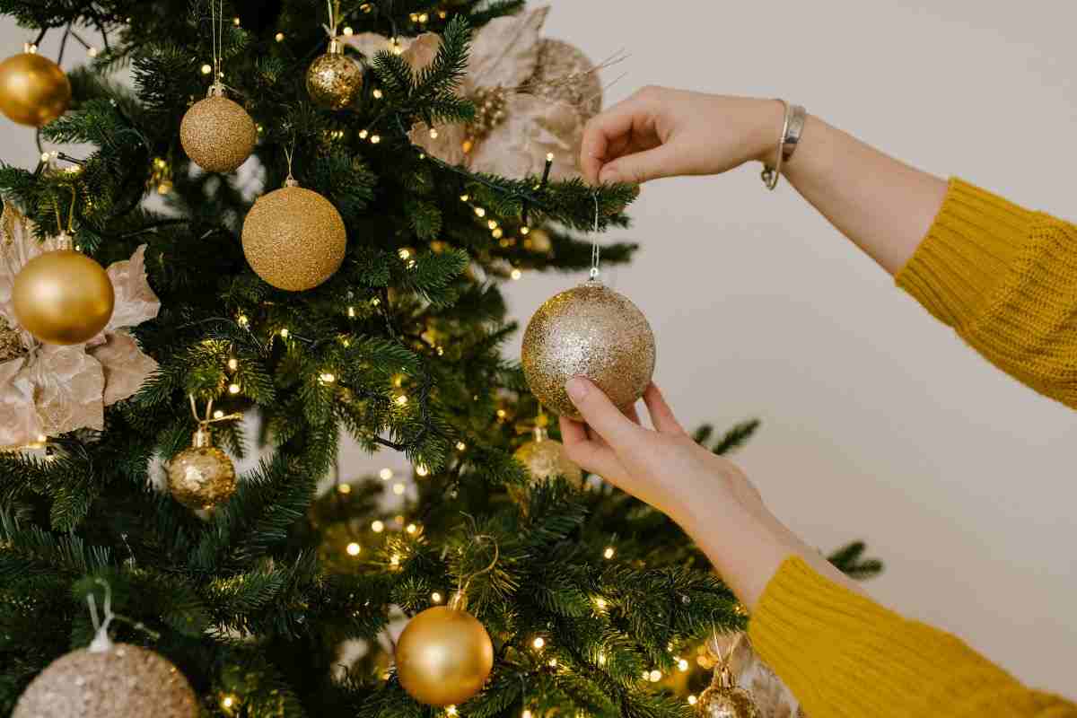 donna decora albero di natale