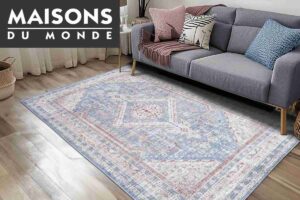 salotto con tappeto e logo Maisons du Monde