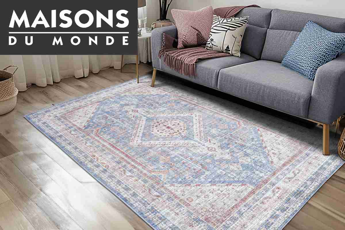 salotto con tappeto e logo Maisons du Monde