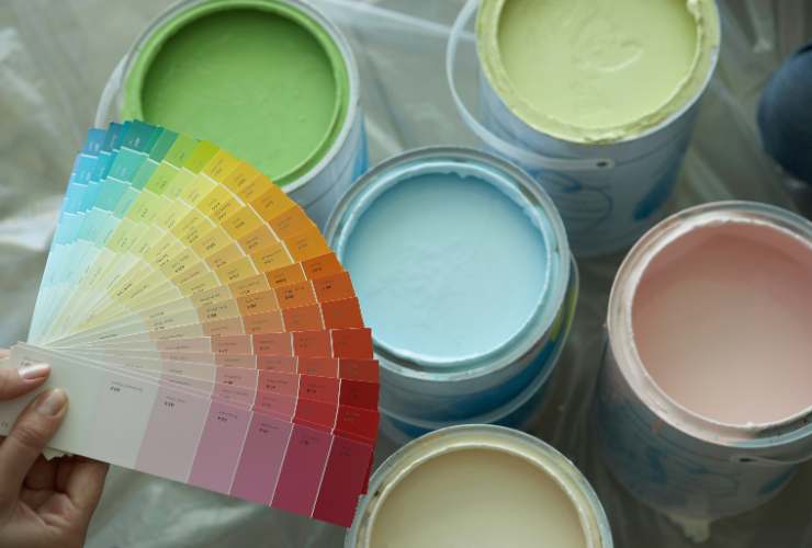 palette di colori e barattoli di vernici colorate aperte