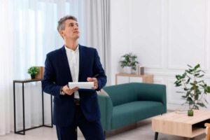 uomo con una cartellina in casa