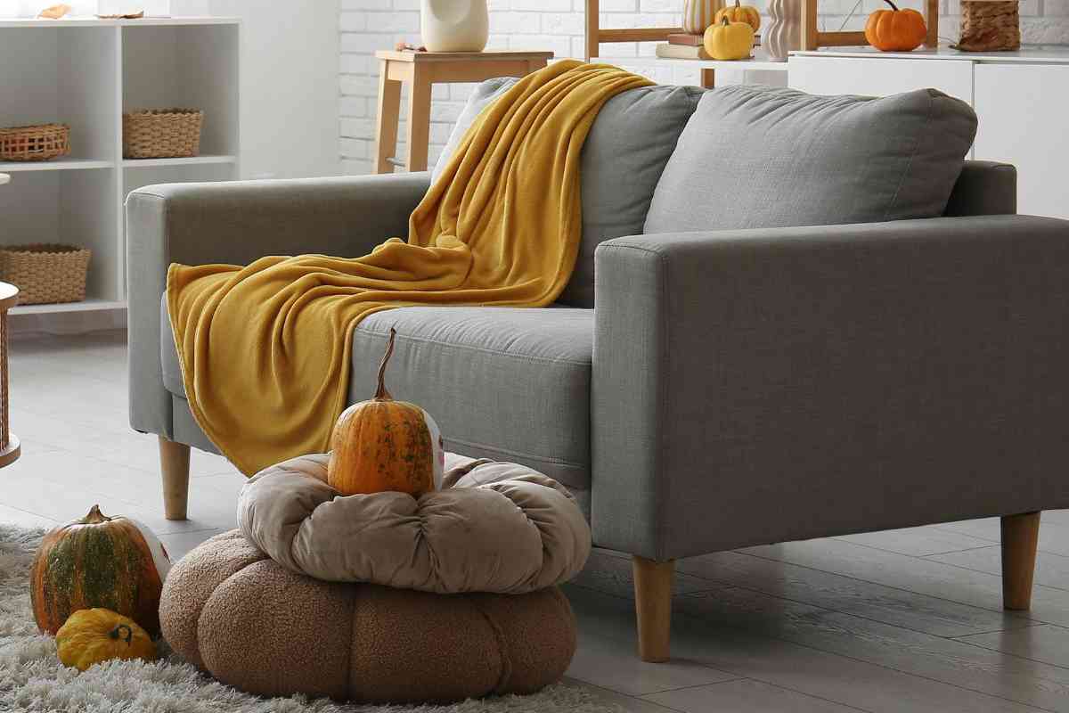 dei pouf a forma di zucca accanto a un divano